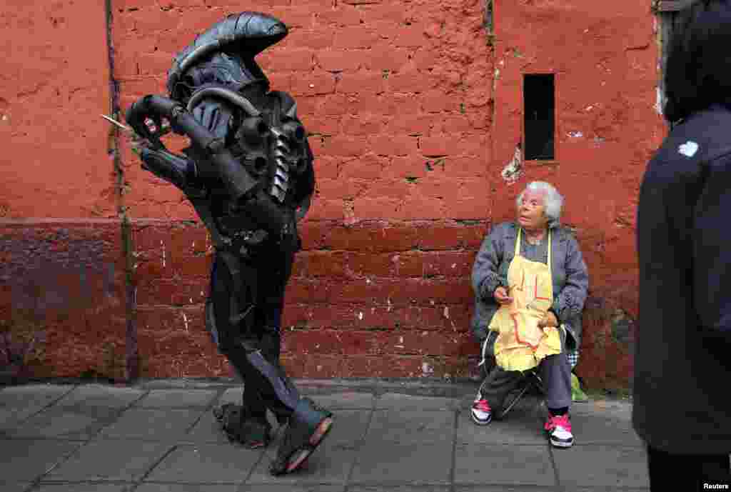 បុរស​ម្នាក់​ស្លៀក​នៅ​ក្នុង​សំលៀកបំពាក់​តួអង្គ​ក្នុង​ភាពយន្ត​មួយ ដើរ​កាត់​វិហារ​ Saint Rose ក្នុង​អំឡុងពេល​អបអរសាទរ​ពិធី​បុណ្យ​ Santa Rosa de Lima ក្នុង​រដ្ឋធានី​លីម៉ា ប្រទេស​ពេរូ កាល​ពី​ថ្ងៃ​ទី​៣០ ខែ​សីហា ឆ្នាំ​២០១៦។&nbsp;