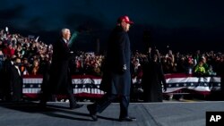 2020年11月2日特朗普总统和副总统彭斯抵达密歇根州参加竞选集会。