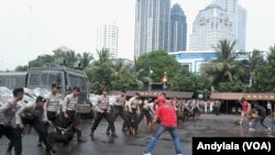 Simulasi penanganan aksi unjuk rasa dalam pengamanan Pemilu di Polda Metro Jaya, Rabu, 10 Juni 2015 (Foto: VOA/Andylala)