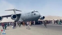 پرواز هواپیمای نظامی آمریکا و تلاش برخی مردم افغانستان برای فرار در فرودگاه کابل