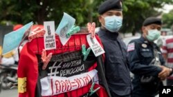 រូបឯកសារ៖ មន្ត្រីប៉ូលិសថៃកំពុងឈរយាមល្បាតក្បែរបដាដែលមានខ្លឹមសារគាំទ្រលទ្ធិប្រជាធិបតេយ្យ នៅខាងក្រៅរដ្ឋសភាថៃ នៅទីក្រុងបាងកក ប្រទេសថៃ កាលពីថ្ងៃទី២៤ ខែកញ្ញា ឆ្នាំ២០២០។