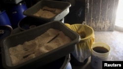 Bahan-bahan pembuat metamfetamin yang ditemukan oleh polisi dan militer di Meksiko. (Foto: Dok)