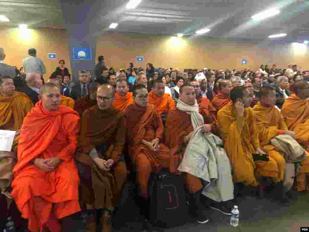 ព្រះសង្ឃជាច្រើនអង្គ និមន្តមកពីវត្តនានាក្នុងប្រទេសបារាំងក្នុងសន្និសីទពិភពលោក នៅថ្ងៃសៅរ៍ទី១៥ ខែធ្នូ ឆ្នាំ២០១៨ ក្នុងទីក្រុងប៉ារីស ប្រទេសបារាំង។(សុខ ខេមរា/VOA)