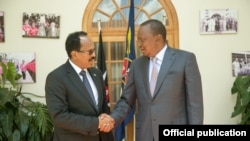 Rais wa Kenya Uhuru Kenyatta akimkaribisha mwenzake wa Somalia Mohamed Abdullahi Farmajo Ikulu Nairobi, 2018.