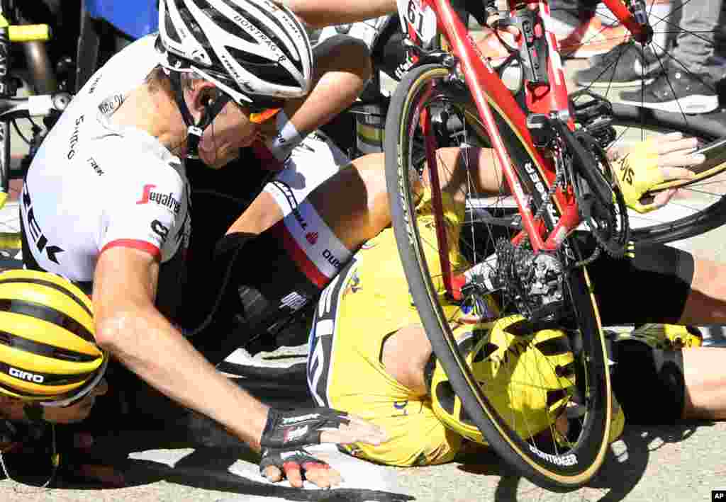 កីឡាករ​ប្រណាំង​កង់​របស់​ប្រទេស​អង់គ្លេស​លោក Chris Froome នៅ​ក្នុង​ឯកសណ្ឋាន​ព័ត៌មាន​លឿង (ខាងស្តាំ) និង​កីឡាករ Bauke Mollena ពី​ប្រទេស​ហូឡង់​ (កណ្តាល) និង​កីឡាករ Richie Porte ពី​ប្រទេស​អូស្រ្តាលី បាន​ប៉ះទង្គិចគ្នា​នៅ​ចុង​បញ្ចប់​នៃ​ដំណាក់កាល​ទី១២ នៃ​ការ​ប្រកួត​ប្រណាំង​កង់ Tour de France ដែល​បាន​ចាប់​នៅ​ក្រុង Montpellier ហើយ​បញ្ចប់​នៅ​ក្នុង​រយៈចម្ងាយ​ប្រាំមួយ​គីឡូម៉ែត្រ (៣,៧ ម៉ាយ) មុន​ដល់​​ភ្នំ Mount Ventoux ប្រទេស​​បារាំង។