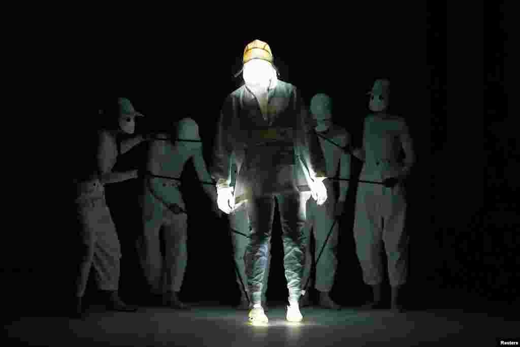 ក្រុម​អ្នកសម្តែង​ដោយ​ប្រើតុក្កតា​ធ្វើការ​សម្តែង​មួយ​ ដែល​បង្ហាញ​ពី​ការ​តុក្កតា​ច្នៃ​មួយ​នៅ​ឯ​កម្មវិធី​បង្ហាញ​ម៉ូដ Aitor Throup ក្នុង​ក្រុង​ឡុងដ៍ ប្រទេស​អង់គ្លេស កាល​ពី​ថ្ងៃទី​១២ ខែ​មិថុនា ឆ្នាំ​២០១៦។