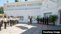 Seremoni kote Anbasadè ameriken an ann Ayiti Michele Sison tap prezante lèt kreyans li bay Prezidan ayisyen an Jovenel Moise 