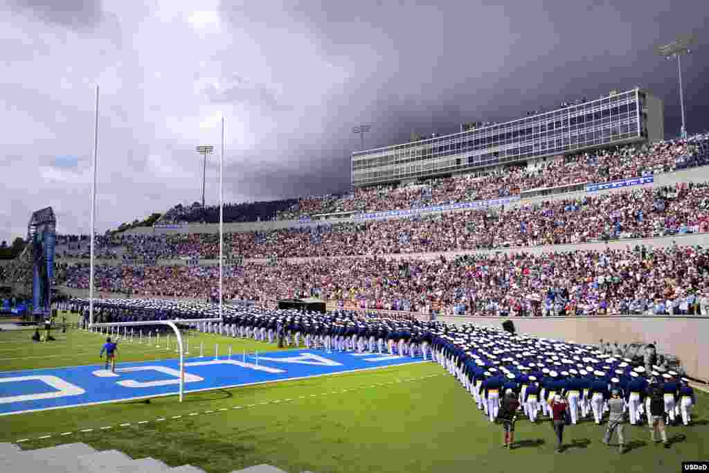 Siswa Akademi Angkatan Udara AS Tahun 2013 berbaris menuju Stadion Akademi Falcon untuk wisuda kelulusan di Colorado Springs, Colorado 29 Mei 2013. 