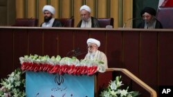 이란의 강경파 성직자인 아야톨라 아흐마드 잔나티가 24일(현지시간) 수도 테헤란에서 진행된 '국가지도자운영회의'에서 발언하고 있다. 이란 대통령궁이 공식 웹사이트를 통해 공개한 사진.