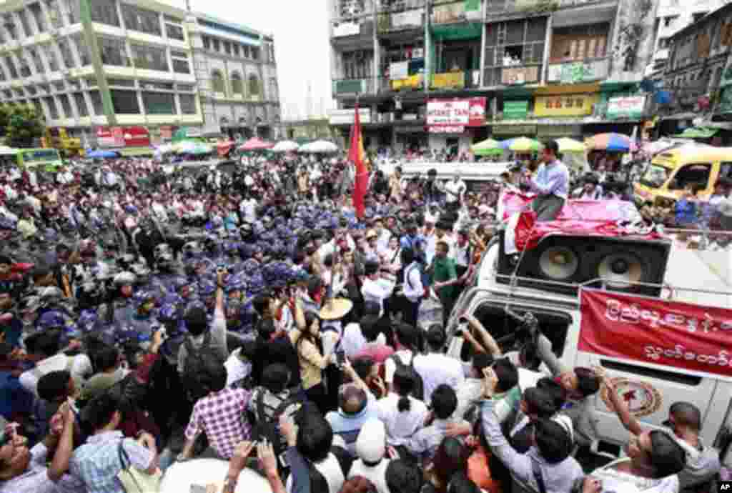 ဖွဲ့စည်းပုံပြင်ဆင်ရေး တောင်းဆိုတဲ့ ကျောင်းသားတွေရှေ့မှာ တားမြစ်ဖို့ ပိတ်ရပ်နေတဲ့ အာဏာပိုင်များ