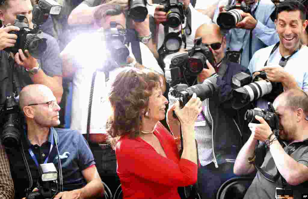 Aktris Sophia Loren memotret para juru foto pada&nbsp;festival film di Cannes, Perancis.
