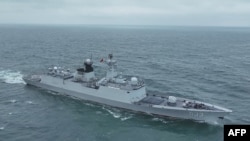 کشتی نیروی دریایی چین در رزمایش اطراف تایوان. چهارم خرداد.