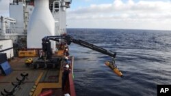 رزمناو نیروی دریایی استرالیا در حال به آب انداختن پهپاد آمریکایی بلوفین-۲۱ در منطقه جستجوی روز شنبه در جنوب اقیانوس هند