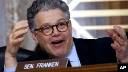 美国民主党明尼苏达州参议员弗兰肯(Al Franken)在华盛顿国会山的能源与自然资源委员会听证会上。