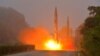 지난달 21일 북한 조선인민군 전략군 화성포병부대가 탄도미사일 발사훈련을 실시했다며, 관영 조선중앙통신이 공개한 사진. 앞쪽에는 스커드 미사일이 발사되고 있고, 뒤쪽에는 '노동'으로 추정되는 미사일 2기가 발사 준비 상태에 있다. (자료사진)