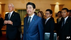 日本首相安倍晋三（中）在波士顿参观肯尼迪图书馆暨博物馆（2015年4月26日）