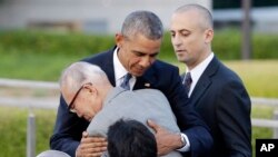 지난 5월 일본 히로시마를 방문해 원폭 피해자와 포옹하고 있는 바락 오바마(가운데) 미국 대통령. (자료사진)