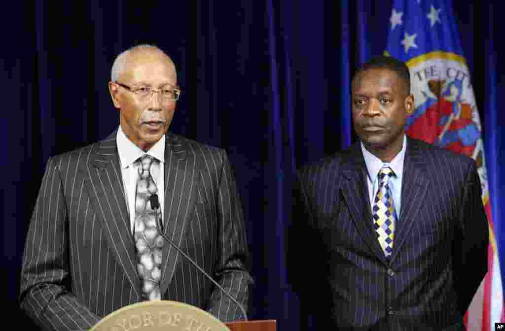 Detroit Mayor Dave Bing (left) speaks at a news conference, July 18, 2013. State-appointed emergency manager Kevyn Orr is on the right.
