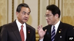 中国外长王毅（左）、日本外相岸田文雄（右）（资料照片）