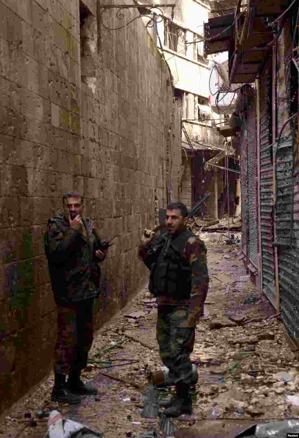 效忠叙利亚总统阿萨德的部队2013年2月25日从自由叙利亚军夺回阿勒颇的阿勒苏韦加地区以后，部署在这个地区。