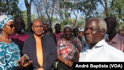 Afonso Dhlakama (de branco)