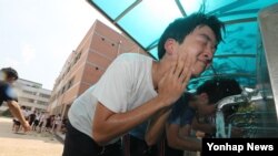 전국 1천400여 초·중·고등학교가 개학한 16일 오전 서울 관악구 삼성고등학교에서 체육수업을 마친 학생들이 얼굴을 씻고 있다.