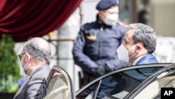 Afisa wa siasa wa Wizara ya Mambo ya Nje wa Iran, Abbas Araghchi, kulia, akiwasili katika Hoteli ya Grand Wien kuhudhuria mazungumzo ya nyuklia yanayo fanyika, Vienna, Austria, Jumanne, April 6, 2021. (AP Photo/Florian Schroetter)