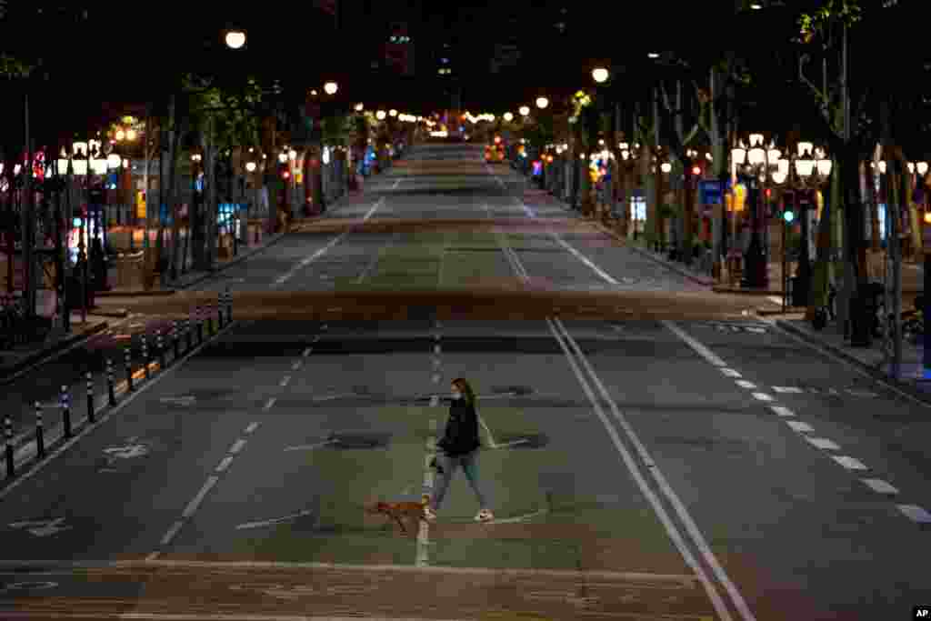 통행 금지령이 내려진 스페인 바르셀로나의 도로가 텅 비어있다. 페드로 산체스 총리는 신종 코로나바이러스 재확산에 대응해 전국적인 비상사태를 선포했다. 