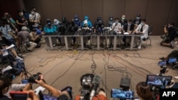 香港立法会的两位议员同被拘留者的家属在一起（2020年9月12号）。