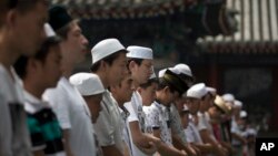 北京牛街的清真寺里，穆斯林在祈祷