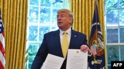 美国总统特朗普10月11日在白宫接见中国国务院副总理刘鹤时向媒体展示中国国家主席习近平的一封信函。