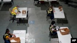 Wafanyakazi wakiandaa nyaraka za kupiga kura Septemba 3, 2020 kuzituma kwa njia ya posta kwa ajili ya wanaopiga kura mapema.