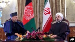 아프가니스탄을 방문한 하산 로하니 이란 대통령(오른쪽)이 8일 하미드 카르자이 아프간 대통령과 회담했다.