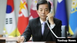  한민구 한국 국방부 장관이 31일 서울 용산구 국방부에서 창완취안 중국 국방부장과 직통전화로 통화하고 있다.