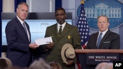 شان اسپایسر سخنگوی کاخ سفید (راست)، تایرون برندیبرگ رئیس سازمان پارک های ملی (وسط) و رایان زینک وزیر کشور آمریکا - ۱۴ فروردین ۱۳۹۶ 