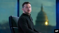 Президент Украины Владимир Зеленский делает паузу во время интервью с Бретом Байером на FOX News Channel, чтобы спросить у переводчика, что означает слово «regret» (сожаление - прим. ред.), Вашингтон, пятница, 28 февраля 2025 года. (AP Photo/Jose Luis Magana)