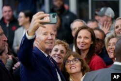 جو بایدن بعد از سخنرانی با گروهی از حامیان خود عکس گرفت.