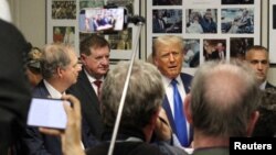 Ish-Presidenti Trump dorëzon personalisht dokumentet për t’u regjistruar për zgjedhjet paraprake në shtetin Nju Hempshër