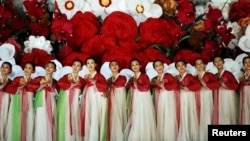 朝鲜艺术团体在平壤庆祝劳动党建党70周年。（2015年10月11日）