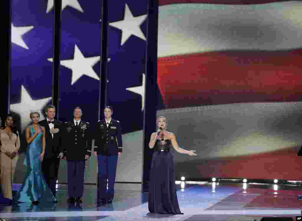 کیت هارمن، دختر شایسته سال ۲۰۰۲ ، سرود ملی آمریکا را برای مراسم انتخاب دختر شایسته ۲۰۱۶ آمریکا می خواند.