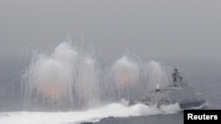 台湾海军在高雄基地外进行演练。（2016年1月27日）