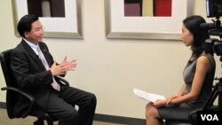 台湾民进党驻美代表吴钊燮接受美国之音海峡论谈节目专访(美国之音袁野拍摄)