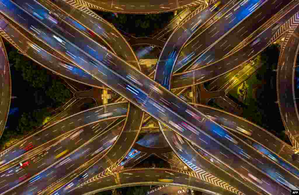 2018年11月12日晚上拍摄的照片显示上海市一个高架路口的交通情况。