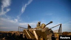 우크라이나 동부 데발체프에서 작전중인 정부군 장갑차.