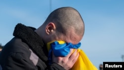 Украинский военнопленный после возвращения на родину в рамках обмена. 31 января 2024 г.