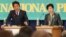 日本自民党党魁和首相安倍晋三(左) 10月8日在政党领袖辩论会中发表讲话。希望之党的领袖小池百合子在一旁聆听。