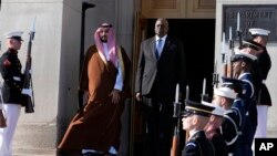 美国国防部长奥斯汀在五角大楼迎接到访的沙特阿拉伯国防部长哈立德·本·萨勒曼。(美联社：2023年11月1日)