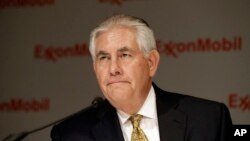 엑슨모빌의 렉스 틸러슨 최고경영자가 지난 2014년 달라스에서 열린 주주총회에서 기자들의 질문을 듣고 있다. (자료사진) 