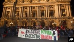 Para demonstran pro-Palestina di Paris, Perancis membawa spanduk bertuliskan: 'Palestina akan tetap jaya, Palestina akan bertahan'. (Foto: Dok)