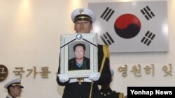 4일 대전 유성구 국립대전현충원에서 열린 한국군 포로 손동식 이등중사 안장식에서 영현봉송병이 영정과 영현을 안고 묘역으로 향하고 있다. 